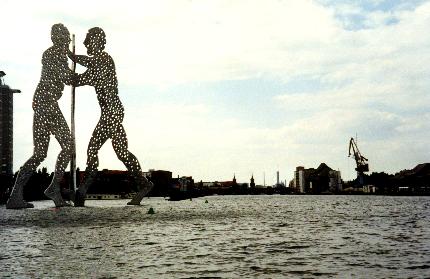 neben dem Allianz-Hochhaus