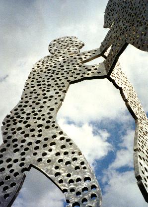 wir durchrudern die Figuren vor dem Allianz-Hochhaus