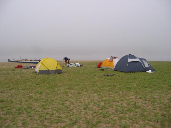 Nachtlager im Nebel am Morgen