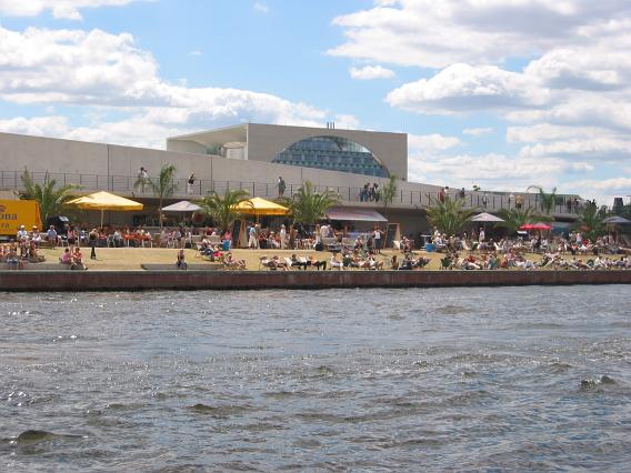 Strand mit Bundeskanzleramt