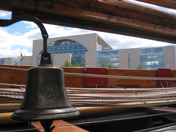 Kutter vorm Bundeskanzleramt