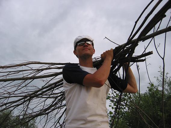 Steffen beim Holzsammeln