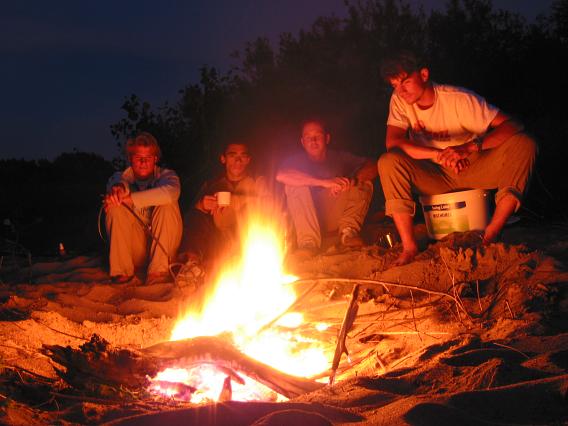 Am Lagerfeuer: Otto, Darius, Nicolas, Steffen