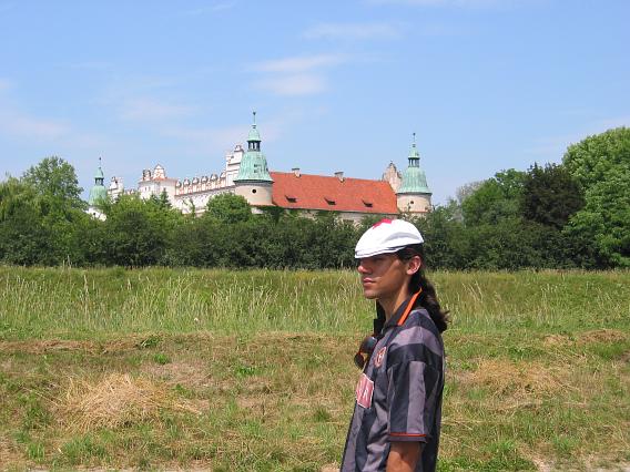 Darius vor dem Renaissance-Palast von Baranow Sandomierski