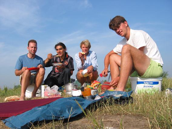 Nicolas, Darius, Otto und Steffen beim Frühstück