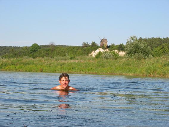 Vor dem Nachtlager-Sandstrand in der Weichsel: Steffen vor Windmühle