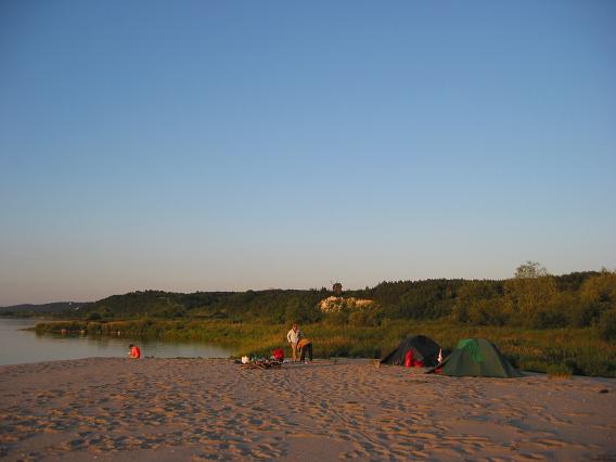Nachtlager gegenüber Schloßruine vor der Windmühle an der Weichsel