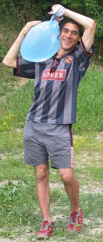 Darius beim Wasserholen