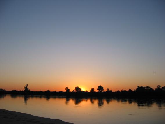 Sonnenuntergang über der Weichsel bei Nachtlager an der Windmühle