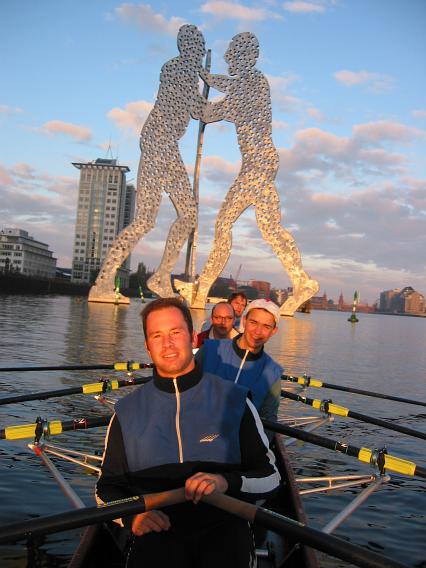 Die Figuren vor dem Allianz-Hochhaus