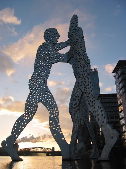 Die Figuren Kreuzberg-Treptow-Friedrichshain bei Sonnenaufgang