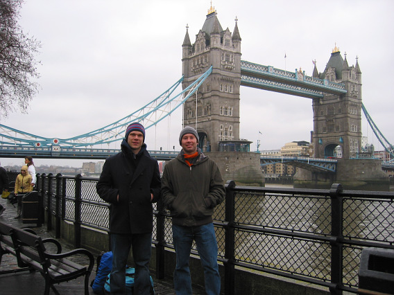 Nils und Nicolas vor der Tower Bridge