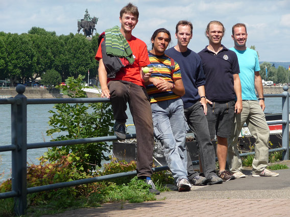 Steffen, Darius, Simon, Nils und Nicolas vor dem Deutschen Eck
